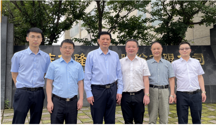億隆涂料作為一家發(fā)展迅速的企業(yè)，在不斷探索創(chuàng)新的道路上取得了顯著成就。其產(chǎn)品體系的廣泛應(yīng)用于汽車和摩托車等領(lǐng)域，得到了市場的廣泛認(rèn)可。劉會長對億隆涂料在研發(fā)和生產(chǎn)方面所取得的成就表示贊賞，并對其未來發(fā)展提出了殷切期望。