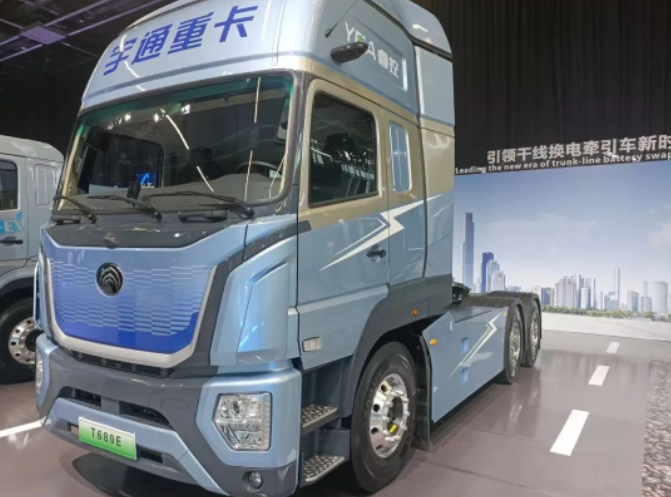 以“科技引領(lǐng) 穩(wěn)贏未來”為主題的宇通重卡全系新品上市發(fā)布會在鄭州隆重舉行。這是一場備受矚目的盛會，吸引了來自各行業(yè)的精英人士參與。賽輪集團(tuán)，作為唯一一家受邀參會的輪胎供應(yīng)商，為宇通重卡的新品提供了獨(dú)家配套服務(wù)。