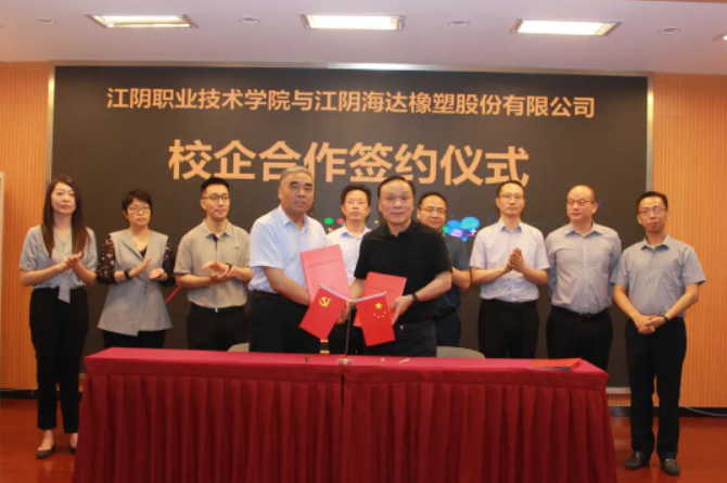 在雙方領(lǐng)導(dǎo)的見證下，錢振宇董事長和張慶堂院長代表雙方共同簽署了校企合作協(xié)議和贊助協(xié)議，確立了雙方在產(chǎn)教融合方面的合作框架。