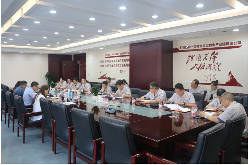 此次督查采用了現(xiàn)場(chǎng)檢查和座談交流相結(jié)合的方式，針對(duì)部分生產(chǎn)單位進(jìn)行了全面細(xì)致的檢查。之后，召開了座談會(huì)。在座談會(huì)上，副總經(jīng)理寧博對(duì)公司當(dāng)前的安全環(huán)保工作進(jìn)行了匯報(bào)，法務(wù)部負(fù)責(zé)人則介紹了公司的法務(wù)工作情況。隨后，張航偉從生產(chǎn)經(jīng)營(yíng)、安全環(huán)保和法務(wù)工作等方面作了全面綜合的匯報(bào)。