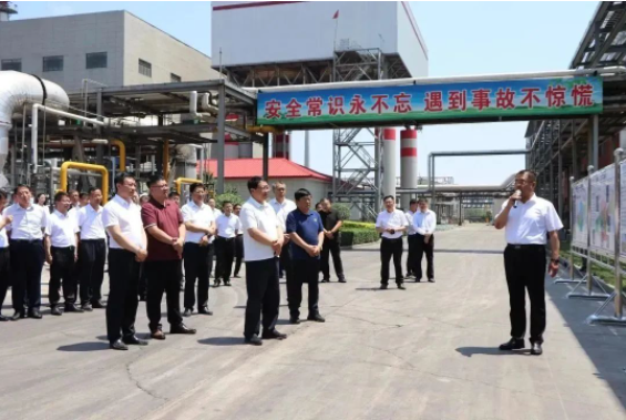 山西省太原市人大常委會(huì)副主任、清徐縣委書記王劍峰與縣委副書記、縣長(zhǎng)、清徐經(jīng)濟(jì)開(kāi)發(fā)區(qū)黨工委書記李福貴帶領(lǐng)考察團(tuán)隊(duì)觀摩山西三強(qiáng)新能源科技有限公司煤基新材料項(xiàng)目的進(jìn)展情況。