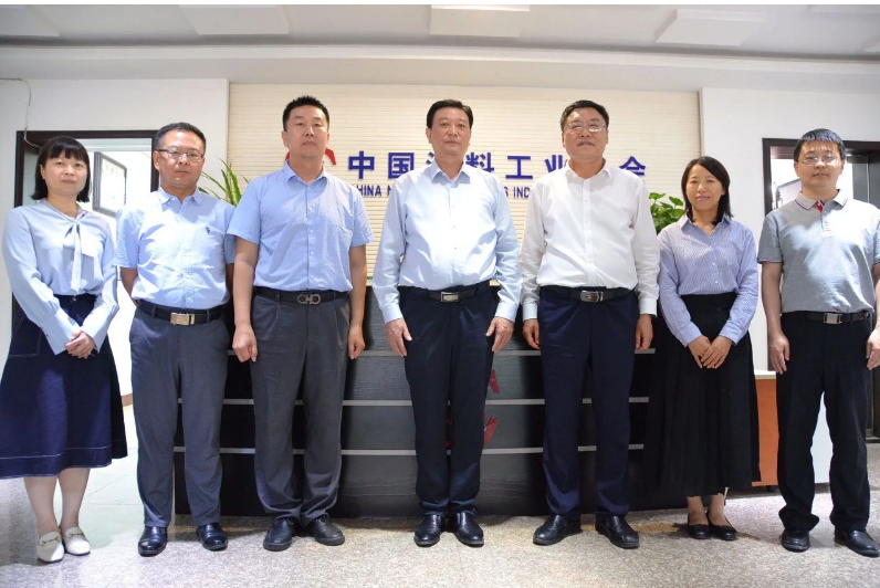 會(huì)議上，雙方還就2023年協(xié)會(huì)相關(guān)會(huì)議活動(dòng)、考察項(xiàng)目等進(jìn)行了交流。與會(huì)人員包括中國(guó)涂料工業(yè)協(xié)會(huì)副會(huì)長(zhǎng)丁艷梅、秘書長(zhǎng)劉杰，副秘書長(zhǎng)趙中國(guó)、齊祥昭、樊森、徐艷以及濮陽(yáng)市人大常委會(huì)相關(guān)領(lǐng)導(dǎo)。這次座談會(huì)為雙方進(jìn)一步加強(qiáng)合作提供了寶貴的機(jī)會(huì)。