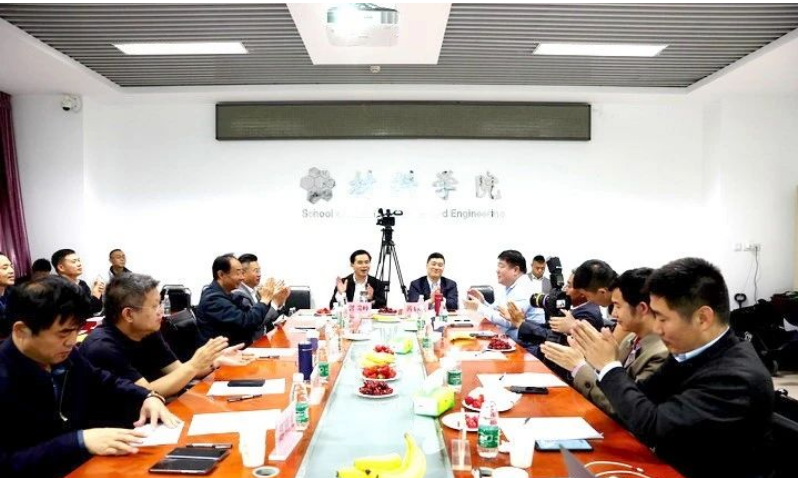 由北京理工大學(xué)材料學(xué)院主辦的廢舊輪胎受控?zé)峤饧案咂焚|(zhì)炭黑制備技術(shù)研討會(huì)在北京成功舉行。來(lái)自生態(tài)環(huán)境部固體廢物與化學(xué)品管理技術(shù)中心、中國(guó)環(huán)境科學(xué)院、南開(kāi)大學(xué)環(huán)境科學(xué)與工程學(xué)院、清華大學(xué)能源與動(dòng)力工程系、中國(guó)標(biāo)準(zhǔn)化研究院資源環(huán)境分院的相關(guān)專(zhuān)家，以及山東菏澤市和單縣相關(guān)部門(mén)及企業(yè)代表，齊聚一堂，就廢舊輪胎轉(zhuǎn)化利用的現(xiàn)狀、問(wèn)題與解決方案展開(kāi)深入研討。