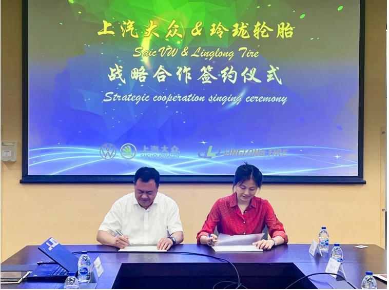 玲瓏輪胎與上汽大眾舉行了戰(zhàn)略簽約儀式。上汽大眾的高層采購(gòu)團(tuán)隊(duì)與山東玲瓏輪胎股份有限公司的董事長(zhǎng)兼總裁王鋒、副總裁馮寶春及其團(tuán)隊(duì)一同出席了這一重要的簽約儀式。