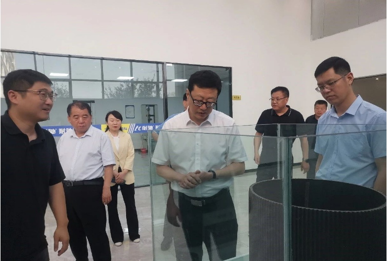 此次調(diào)研使久龍橡塑公司受到了更多關(guān)注，也為公司的發(fā)展指明了方向。