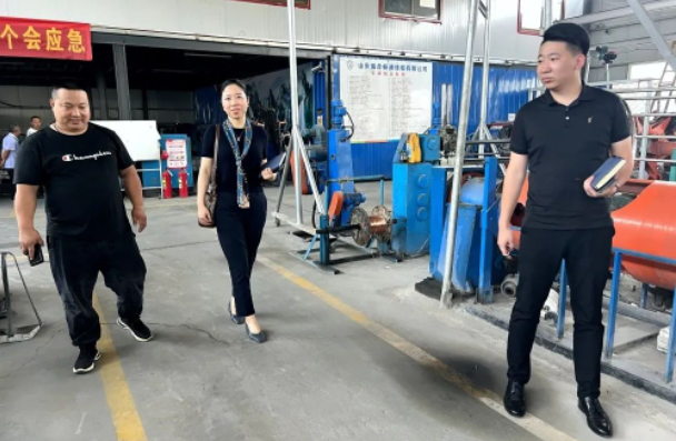 最后，協(xié)會一行人拜訪了山東瑞合暢通線纜有限公司，受到了該公司總經(jīng)理房益濱的熱情接待。