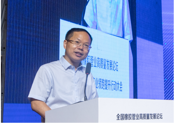 會議期間，中國橡膠工業(yè)協(xié)會副會長兼秘書長雷昌純代表協(xié)會致辭，指出中國膠管產(chǎn)業(yè)近年來取得了顯著的提升，但仍面臨全球經(jīng)濟(jì)形勢不確定和國內(nèi)需求不足等挑戰(zhàn)。他希望與會者充分利用論壇平臺進(jìn)行交流，共同研討行業(yè)面臨的挑戰(zhàn)，并助力膠管行業(yè)實(shí)現(xiàn)綠色、創(chuàng)新和高質(zhì)量發(fā)展。