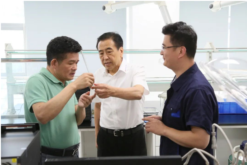 于孟生一行首先參觀了賽輪集團的實驗室和科技展廳，深入了解了該集團在基礎研究、新材料應用、工業(yè)互聯(lián)網和智能制造等領域的努力和取得的成就。參觀過程中，他們還參觀了賽輪智能制造生產示范線以及賽輪特種胎工廠，對賽輪集團在智能制造和特種胎領域的先進技術和設施給予了高度贊賞。