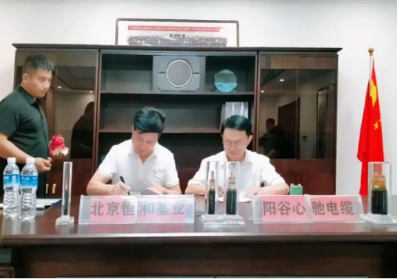 山東陽谷萬里行電纜有限公司迎來了一支重要的訪客團(tuán)隊(duì)。來自北京的恒和基業(yè)建設(shè)發(fā)展有限公司董事長馬國東率領(lǐng)團(tuán)隊(duì)蒞臨該公司進(jìn)行了實(shí)地考察，并簽署了一項(xiàng)戰(zhàn)略合作協(xié)議。陽谷萬里行電纜有限公司董事長徐振起以及公司高層對(duì)恒和基業(yè)的到訪表示了熱烈的歡迎。雙方領(lǐng)導(dǎo)隨后就各自公司的現(xiàn)狀和未來發(fā)展趨勢(shì)進(jìn)行了詳細(xì)介紹。