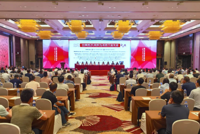 廣東佛山勝利舉辦了2021/2022中國粉末涂料與涂裝行業(yè)年會。本次年會吸引了來自全國各地的500余名代表參會。在這個重要的行業(yè)盛會上，涂料與涂裝領(lǐng)域的專家學(xué)者、企業(yè)代表齊聚一堂，共同探討行業(yè)發(fā)展趨勢與創(chuàng)新方向。