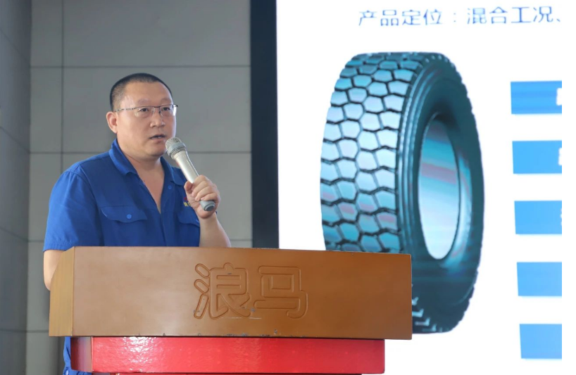 在會(huì)議中，技術(shù)部副部長(zhǎng)王曉光詳細(xì)介紹了浪馬輪胎公司的系列化輪胎和新產(chǎn)品研發(fā)設(shè)計(jì)工作。尤其重點(diǎn)介紹了公司在新能源領(lǐng)域的新產(chǎn)品。他強(qiáng)調(diào)，新產(chǎn)品將更專業(yè)、更貼近、更精準(zhǔn)，以在性能和質(zhì)量方面提供更高水準(zhǔn)的產(chǎn)品。