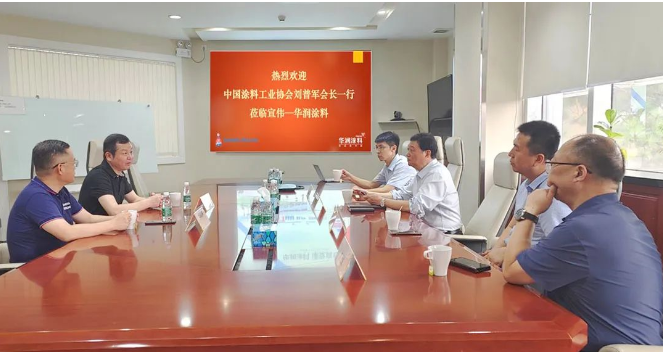 隨后的座談交流環(huán)節(jié)，與會(huì)代表就中國涂料行業(yè)實(shí)現(xiàn)高質(zhì)量發(fā)展的途徑進(jìn)行了充分討論。中國涂料工業(yè)協(xié)會(huì)秘書長劉杰和彩之虹董事長顧天兵也出席了此次考察活動(dòng)，共同探討行業(yè)未來的發(fā)展方向。