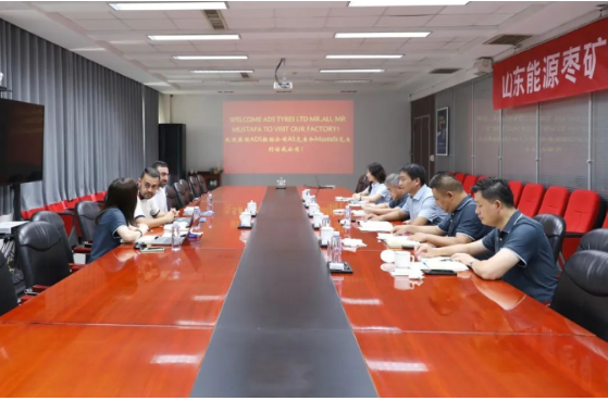 雙方進(jìn)行了座談會(huì)，宋二華董事長(zhǎng)向英國(guó)客人介紹了豐源輪胎公司的發(fā)展?fàn)顩r、生產(chǎn)經(jīng)營(yíng)情況以及項(xiàng)目建設(shè)和質(zhì)量提升等方面的情況。Hamid Ali也向公司反饋了他們?cè)阡N售中所遇到的困難和問(wèn)題。雙方就遠(yuǎn)路輪胎的產(chǎn)能提升和銷售策略等問(wèn)題進(jìn)行了深入探討。
