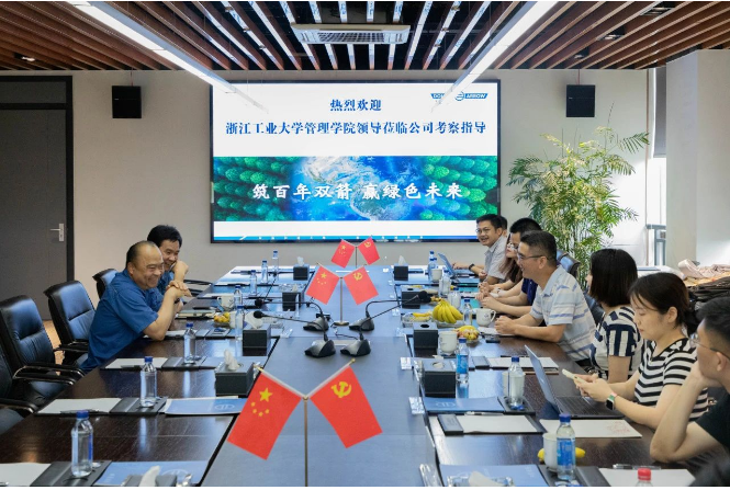 未來，雙箭股份表示將積極探索與高校之間的優(yōu)勢互補(bǔ)，推動(dòng)校企合作的可持續(xù)發(fā)展。通過技術(shù)研討會(huì)和學(xué)術(shù)交流等活動(dòng)，雙箭股份將助力高校提升人才與就業(yè)的匹配度，推進(jìn)校企合作打造可持續(xù)溝通交流和協(xié)調(diào)創(chuàng)新機(jī)制的源動(dòng)力，從而為地方經(jīng)濟(jì)社會(huì)的高質(zhì)量發(fā)展提供更多創(chuàng)新成果和人才服務(wù)。