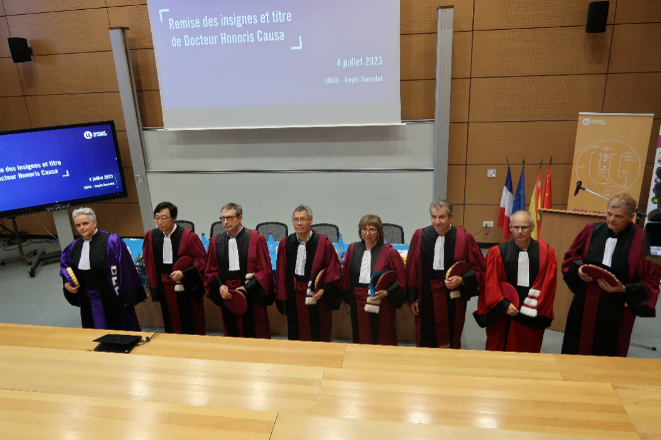 華南理工大學(xué)校長、北京化工大學(xué)先進彈性體材料研究中心學(xué)術(shù)帶頭人張立群院士榮獲法國洛林大學(xué)頒發(fā)的榮譽博士學(xué)位。該榮譽是對張立群院士在橡膠材料科學(xué)與工程領(lǐng)域杰出貢獻的高度認可，也是他促進中法高校合作取得的顯著成果的體現(xiàn)。