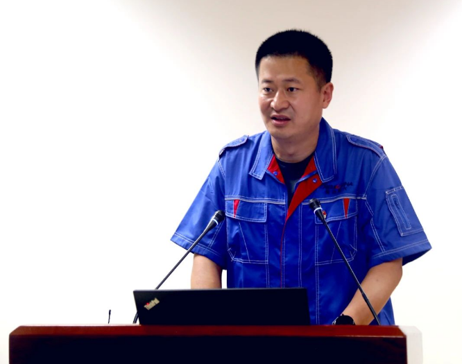 橡六公司黨委書記、總經(jīng)理蒲章國(guó)