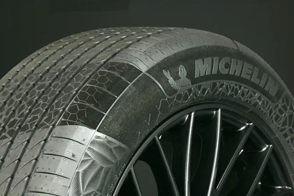 米其林公司以一款含45%可持續(xù)材料的輪胎榮獲“底盤、車身和外觀”領(lǐng)域的2023汽車創(chuàng)新獎。該獎項是由普華永道和德國汽車管理中心聯(lián)合頒發(fā)的，旨在表彰在汽車工程領(lǐng)域取得尖端創(chuàng)新成果的企業(yè)。