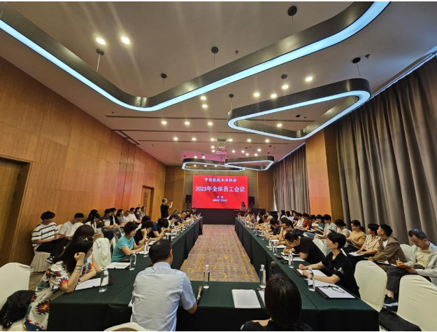雷昌純主持了7月14日召開的全體員工會議，隨后乳膠分會秘書長凃燕玲、橡膠制品分會秘書長宋巖、膠鞋分會秘書長王剛、骨架材料專業(yè)委員會秘書長于濤，分別進行了交流發(fā)言。
