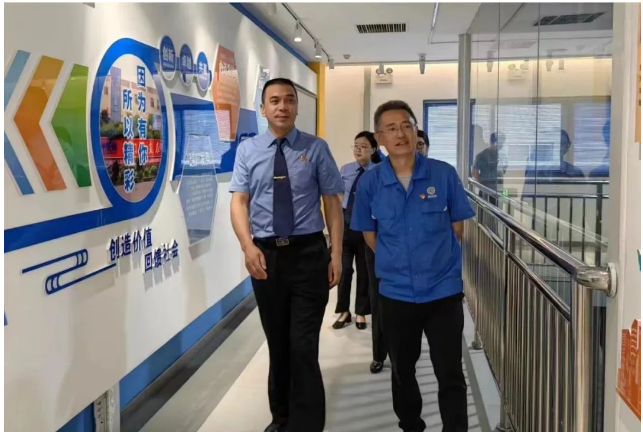 貴州省貴陽市修文縣人民檢察院黨組書記、檢察長周倫率領(lǐng)團(tuán)隊(duì)一行，對貴州輪胎股份有限公司進(jìn)行了實(shí)地走訪。