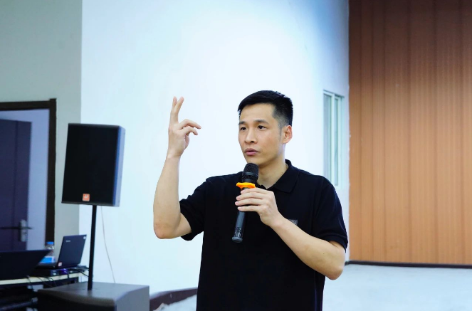 集團輪胎事業(yè)部梅總在會上用實際業(yè)績數據肯定了各公司上半年的辛勤努力，同時明確指出了未來工作需要提升的方向和具體目標。他強調要打開和升級思維，多角度思考行動，并在正確的方向中以激進的方式去突破，找出更高效、更優(yōu)質的工作方法。