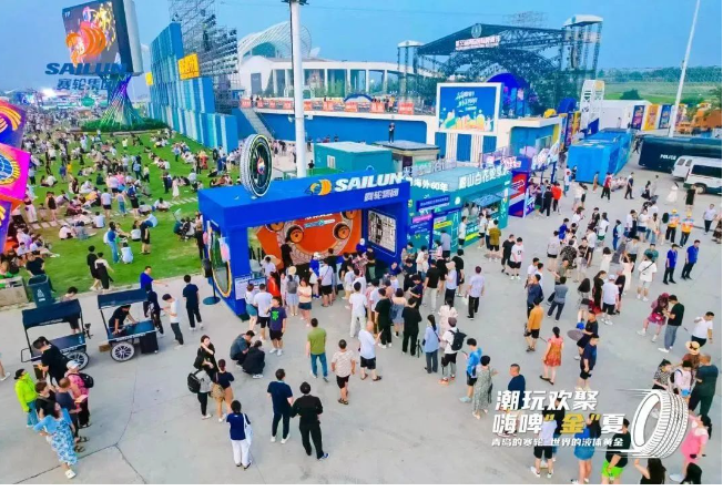 青島國際啤酒節(jié)一直以來都是青島的超級(jí)城市IP，也成為了亞洲最大的啤酒盛會(huì)。本屆啤酒節(jié)的主題是“開放”，與賽輪集團(tuán)的品牌發(fā)展路徑相契合。二十余年來，賽輪集團(tuán)始終以開放的姿態(tài)融入世界潮流，與全球接軌。誠邀各方游客來到賽輪集團(tuán)嘉年華現(xiàn)場，一同與“自帶光環(huán)”的液體黃金輪胎相會(huì)，與來自五湖四海的好友舉杯，感受啤酒的激情、青島的熱情，以及賽輪集團(tuán)的真情!