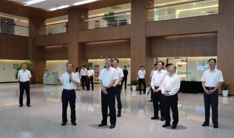 山東省委常委、省政府副省長曾贊榮率領(lǐng)代表團(tuán)蒞臨金能化學(xué)進(jìn)行參觀考察。