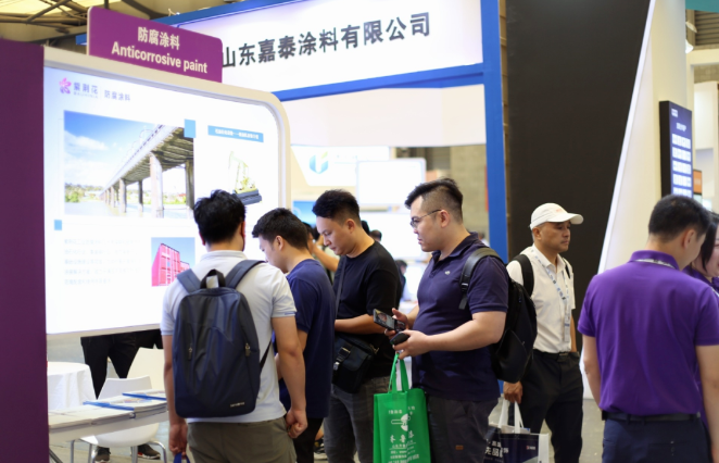 據(jù)了解，紫荊花成為中國國家女子足球隊官方支持品牌后，品牌曝光度大幅提升，展位三天期間一直人氣爆棚，吸引了眾多參觀者前來交流和洽談合作事宜，現(xiàn)場意向加盟客戶超過20余位。