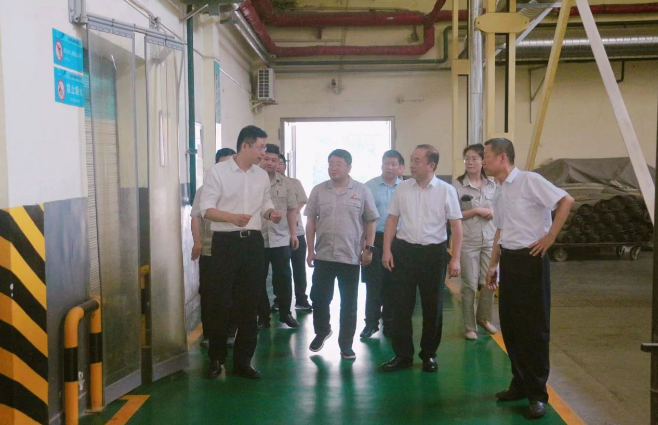 陜西省國資委黨委委員、副主任汪亮，二級巡視員白宏偉一行到陜西延長石油西北橡膠有限公司，開展了一次緊要的安全生產(chǎn)和生態(tài)環(huán)保專項(xiàng)督導(dǎo)調(diào)研。此次調(diào)研旨在深入了解西橡公司在安全生產(chǎn)和環(huán)保方面的情況，推動綠色低碳發(fā)展戰(zhàn)略的貫徹落實(shí)。