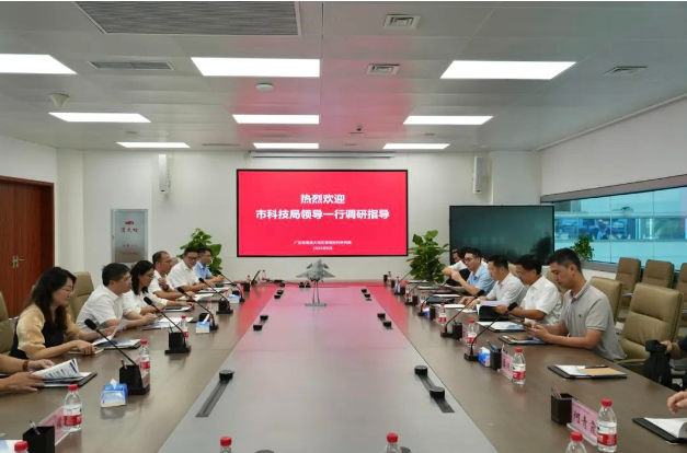 王桂林一行參觀了飛行起降動力學(xué)大裝置的核心設(shè)備，包括輪胎高加速試驗臺、道面環(huán)境模擬試驗臺、起落架擺振試驗臺以及飛行器落震試驗臺。他詳細了解了這些設(shè)備的安裝和調(diào)試進度，以及與之相關(guān)的科研進展和人才培養(yǎng)計劃。