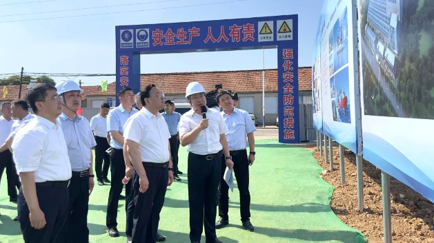 威海市委書記閆劍波率領(lǐng)調(diào)研團(tuán)隊(duì)蒞臨中天科技山東海工線纜項(xiàng)目，對(duì)其建設(shè)情況進(jìn)行實(shí)地考察。中天科技集團(tuán)總裁薛馳向調(diào)研團(tuán)隊(duì)詳細(xì)介紹了中天科技集團(tuán)的發(fā)展歷程以及山東海工線纜項(xiàng)目的進(jìn)展情況。