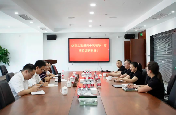 紹興市中級(jí)人民法院副院長(zhǎng)王惠中一行蒞臨三力士股份有限公司，就該公司的知識(shí)產(chǎn)權(quán)保護(hù)狀況展開(kāi)調(diào)研。三力士股份有限公司董事長(zhǎng)吳瓊瑛，帶領(lǐng)著團(tuán)隊(duì)的成員，熱情接待了此次調(diào)研。