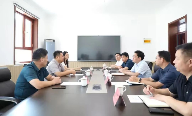 河北省邯鄲市大名縣縣委書記高巍會(huì)見上海紅星美凱龍行遠(yuǎn)科技集團(tuán)有限公司總裁陳志偉一行，共同探討輪胎項(xiàng)目的合作前景。