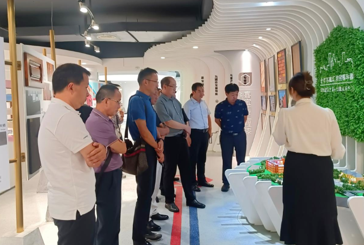 接著，代表團(tuán)參觀了嘉寶莉化工集團(tuán)，這家現(xiàn)代化高新技術(shù)企業(yè)專(zhuān)注于環(huán)保涂料的研發(fā)與創(chuàng)新，致力于為消費(fèi)者創(chuàng)造安全、健康、優(yōu)質(zhì)的產(chǎn)品。在座談交流中，嘉寶莉化工集團(tuán)的高管分享了公司的發(fā)展方向和數(shù)字化平臺(tái)建設(shè)經(jīng)驗(yàn)，與參觀團(tuán)成員就工業(yè)技術(shù)、銷(xiāo)售等進(jìn)行了深入交流。