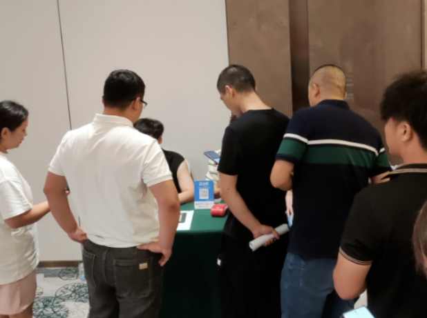 會(huì)議上，零售商紛紛表示對(duì)中策產(chǎn)品、哈爾濱祖茂以及市場(chǎng)充滿信心，他們的積極反應(yīng)充分展現(xiàn)了好運(yùn)輪胎的市場(chǎng)影響力。中策橡膠乘用車胎始終將產(chǎn)品創(chuàng)新作為核心，同時(shí)加強(qiáng)品牌建設(shè)、完善服務(wù)系統(tǒng)，為合作伙伴提供全面的支持。通過(guò)與合作伙伴緊密合作，公司將繼續(xù)引領(lǐng)行業(yè)創(chuàng)新，為中國(guó)汽車產(chǎn)業(yè)帶來(lái)更多的變革與發(fā)展。
