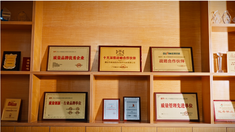 作為一家以技術實力為支撐的高新技術企業(yè)，嘉多彩粉末涂料公司在業(yè)界細分領域展現(xiàn)出了強大的創(chuàng)新能力和發(fā)展?jié)摿?。?jù)了解，被認定為“創(chuàng)新型中小企業(yè)”的標準非常嚴格，要求企業(yè)在專業(yè)化水平、創(chuàng)新能力和行業(yè)影響力等方面均達到較高水平，因此嘉多彩公司的入選可謂是對其在行業(yè)內的地位和實力的肯定。