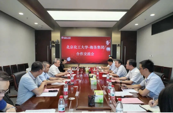 海南橡膠集團(tuán)總經(jīng)理、海南橡膠黨委書記艾軼倫率團(tuán)于8月15-16日前往北京先后與北京化工大學(xué)、北京橡膠工業(yè)研究設(shè)計(jì)院有限公司(簡稱北橡院)舉行座談，圍繞人才引進(jìn)、人才培養(yǎng)、科研項(xiàng)目合作、產(chǎn)業(yè)轉(zhuǎn)型升級(jí)、參與天然橡膠產(chǎn)業(yè)創(chuàng)新聯(lián)盟等方面進(jìn)行深入交流，共謀合作新篇。
