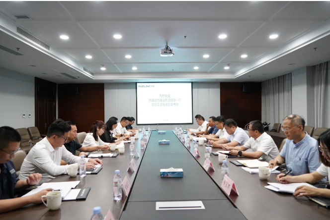 城建集團領導對華凌電纜近年來取得的卓越成就表示充分肯定，并對目前項目合作中出現(xiàn)的情況提了一些建議。濟南城市建設集團黨委書記、董事長史海成則提出，企業(yè)應堅定戰(zhàn)略方向，制定詳細的戰(zhàn)略規(guī)劃和目標，加強與子公司的聯(lián)動合作，為集團發(fā)展貢獻更多力量。