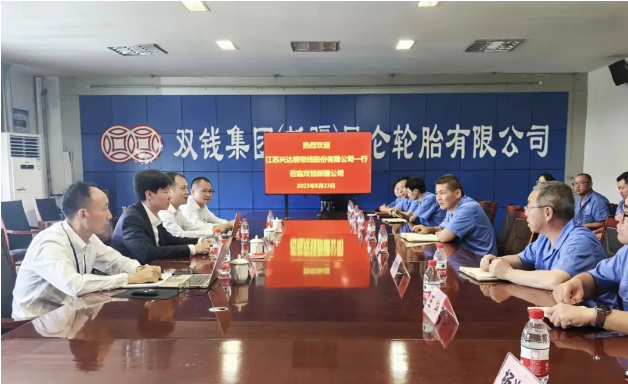 江蘇興達(dá)鋼簾線股份有限公司(簡稱江蘇興達(dá))副總經(jīng)理兼營銷中心總經(jīng)理劉濤率領(lǐng)團(tuán)隊(duì)于8月23日到雙錢集團(tuán)(新疆)昆侖有限公司(簡稱雙錢昆侖)開展調(diào)研交流。