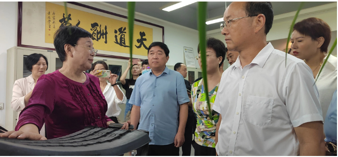 隨后，參觀團(tuán)一同來到了萬通三樓的輪胎文化園。張秀麗通過生動(dòng)的解說，展示了輪胎從生產(chǎn)到報(bào)廢的全生命周期和其所蘊(yùn)含的價(jià)值。她特別強(qiáng)調(diào)了輪胎翻新的重要性，指出在循環(huán)經(jīng)濟(jì)中，輪胎翻新能夠發(fā)揮巨大作用，實(shí)現(xiàn)低碳減排和綠色經(jīng)濟(jì)的目標(biāo)。