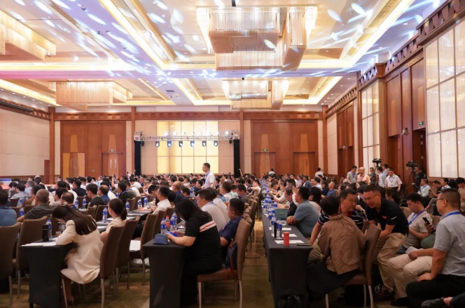 整個大會將持續(xù)至9月6日，同時，第十屆中國國際線纜及線材展覽會也在同期舉行，為行業(yè)內(nèi)人士提供了深入交流和展示的機會。本次活動的舉辦將進一步促進電線電纜行業(yè)的交流合作，推動行業(yè)的持續(xù)健康發(fā)展。