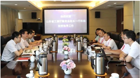 山東省工業(yè)和信息化廳軟件與信息服務(wù)業(yè)處處長(zhǎng)陳克全一行來(lái)到軟控股份，深入研究橡膠輪胎行業(yè)工業(yè)軟件的研發(fā)、應(yīng)用和推廣情況。軟控股份公司副總裁向坤宏熱情接待了到訪領(lǐng)導(dǎo)。