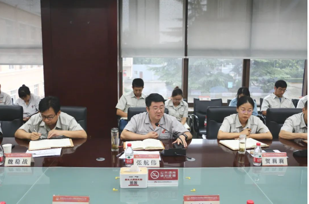 同時(shí)，會(huì)議強(qiáng)調(diào)了加快深化改革的步伐，通過頂層設(shè)計(jì)與基層探索相結(jié)合，制定改革計(jì)劃，解決體制機(jī)制問題。還強(qiáng)調(diào)了黨建和生產(chǎn)經(jīng)營的深度融合，通過主題教育等方式，推動(dòng)黨員干部發(fā)揮模范帶頭作用，關(guān)心員工生活，確保各項(xiàng)任務(wù)的順利實(shí)施。