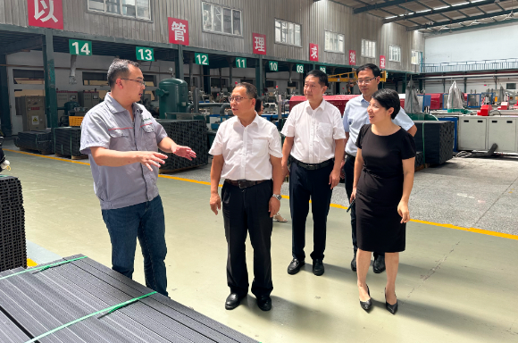 在考察過(guò)程中，代表團(tuán)還訪問(wèn)了多家塑料企業(yè)，其中包括了杭州明象科技有限公司、浙江中財(cái)型材有限責(zé)任公司以及浙江同正管道技術(shù)有限公司等。他們與企業(yè)高層進(jìn)行了座談，了解了企業(yè)的發(fā)展歷程、產(chǎn)品研發(fā)、市場(chǎng)拓展和主要客戶(hù)情況。同時(shí)，代表團(tuán)也提供了專(zhuān)業(yè)意見(jiàn)和建議，鼓勵(lì)企業(yè)參與更多行業(yè)活動(dòng)，拓展品牌形象，并加強(qiáng)與協(xié)會(huì)的合作。