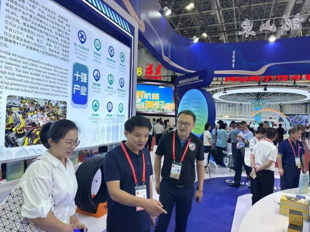 二十三屆中國(guó)國(guó)際投資貿(mào)易洽談會(huì)在福建廈門(mén)順利舉行，吸引了來(lái)自世界各地的企業(yè)參展。在這個(gè)盛大的國(guó)際活動(dòng)上，山東省唯一受邀的輪胎企業(yè)，華盛橡膠，閃耀登場(chǎng)，向觀眾展示了其最新的創(chuàng)新產(chǎn)品。