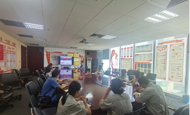 據(jù)了解，延長(zhǎng)橡膠對(duì)2023年的發(fā)展制定了新的目標(biāo)，積極進(jìn)行經(jīng)營(yíng)模式的調(diào)整以推動(dòng)產(chǎn)銷平衡。他們堅(jiān)持著“擴(kuò)增量與調(diào)結(jié)構(gòu)”雙管齊下的原則，努力完成全年目標(biāo)任務(wù)。上半年，延長(zhǎng)橡膠在全鋼市場(chǎng)完成了全年銷售目標(biāo)的58%，而在半鋼市場(chǎng)，銷售目標(biāo)達(dá)到了54%。