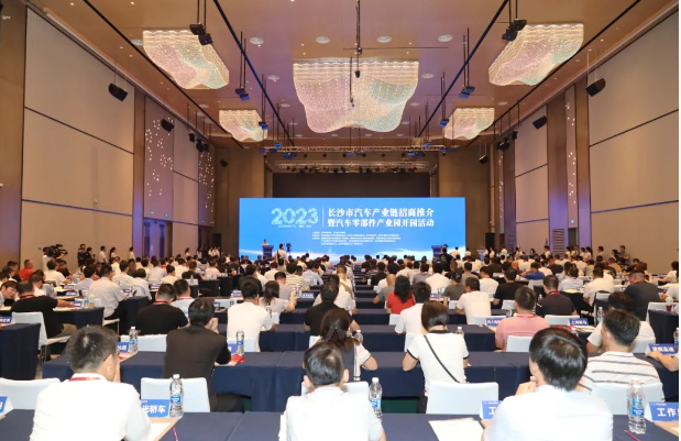 據了解，長沙汽車零部件產業(yè)園主要由長沙經開區(qū)和長沙縣(含自貿臨空區(qū))承載，輔以湖南湘江新區(qū)、瀏陽經開區(qū)、望城經開區(qū)、雨花經開區(qū)、寧鄉(xiāng)高新區(qū)等輔助承載園區(qū)，形成了龐大的“1+N”汽車零部件產業(yè)布局。