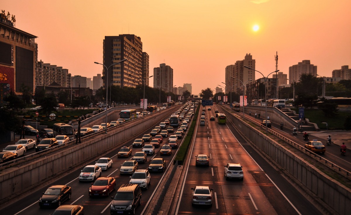 為了刺激汽車市場發(fā)展，自2023年6月起，中國中央政府出臺了一系列政策，旨在促進消費和釋放內(nèi)需。這包括了2023年新能源汽車下鄉(xiāng)活動的啟動，以及延長現(xiàn)行新能源汽車購置稅減免政策至2027年底的消息。此外，國務院辦公廳于7月28日轉(zhuǎn)發(fā)了國家發(fā)改委的關于恢復和擴大消費的措施，進一步提振了市場信心。