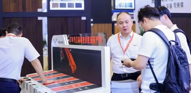 據(jù)了解，榮基公司在本次展會(huì)上展示了一系列密封膠條產(chǎn)品，包括TPV三復(fù)合膠條、三元乙丙膠條、氯丁橡膠膠條和硅膠膠條等，這些產(chǎn)品廣泛應(yīng)用于門窗幕墻、家用電器、光伏等多個(gè)領(lǐng)域，為高品質(zhì)生活提供全方位的支持。