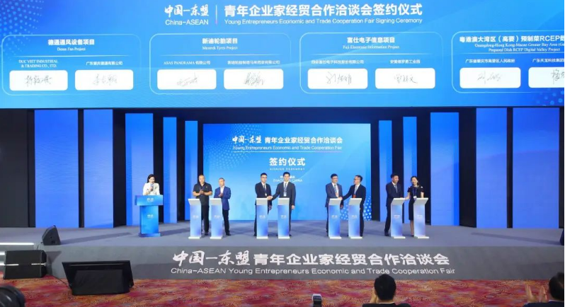 據(jù)了解，新迪輪胎項目計劃投資高達20億元人民幣，將在馬來西亞彭亨州馬中關丹產(chǎn)業(yè)園內(nèi)興建一個面積超過700,000平方米的工業(yè)4.0工廠。該工廠將主要專注于生產(chǎn)和銷售乘用車子午線輪胎(PCR)、輕卡子午線輪胎(LTR)以及客貨車子午線輪胎(TBR)。這一重大合作項目由駿鴻實業(yè)有限公司的子公司投資建設，目前已順利啟動，為雙方帶來了共贏的機會。