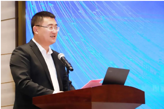 除了專題演講，會(huì)議還設(shè)有新產(chǎn)品推介環(huán)節(jié)，由青島漢纜股份有限公司技術(shù)中心工作人員向與會(huì)人員介紹了最新產(chǎn)品。與此同時(shí)，第三屆國(guó)家高壓超高壓電纜工程技術(shù)研究中心專家委員會(huì)也同步舉行。